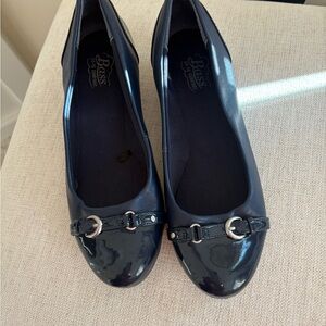 Bass Women's navy blue wedge shoe with patent leather toes and buckle size 7
